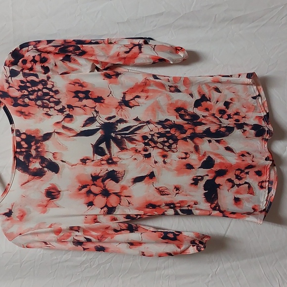 Agaci women's v-neck button down 3/4 button sleeve with slight ruching in center - Picture 5 of 5